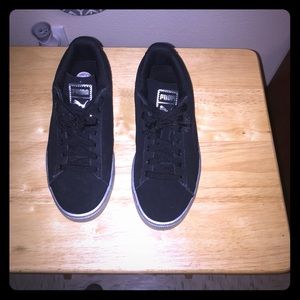 🖤 Black and Silver Suede Pumas 🖤